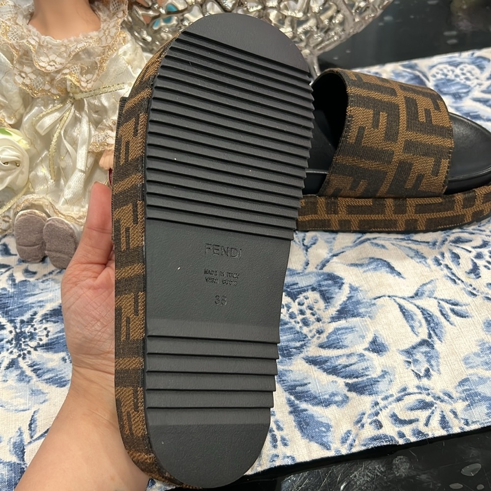 FENDI Roma LOGO Slides - Picture 3 of 5